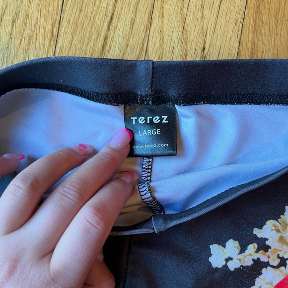 Girls terez leggings! Black leggings with food on the side of the pants! - Picture 2 of 2